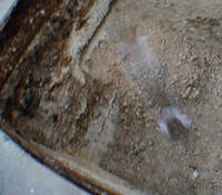 un revenant tourbillonne au fond d'un trou de tranchée d'évacuation des eaux usées